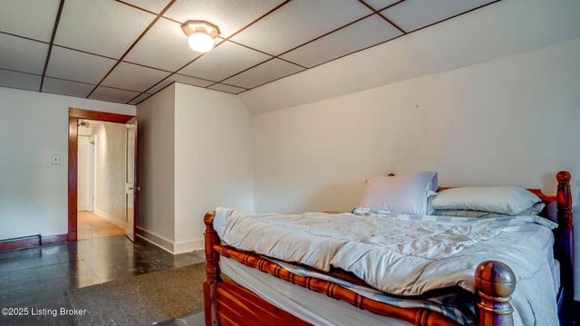 2078 Lakeside Dr, Louisville, KY 40205