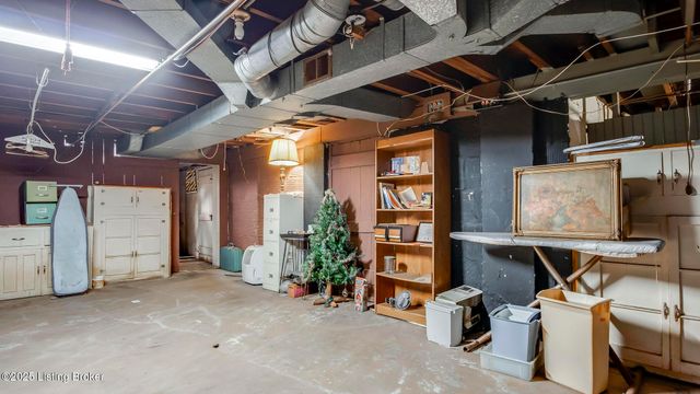 2078 Lakeside Dr, Louisville, KY 40205