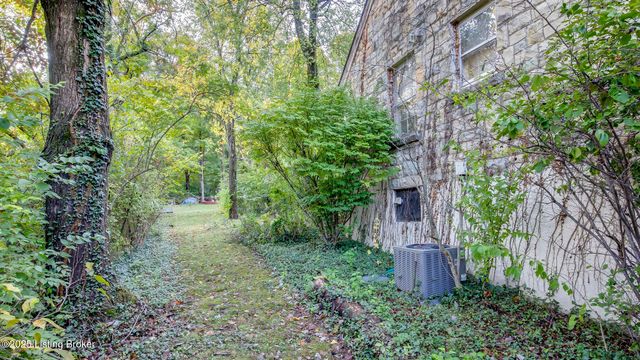 2078 Lakeside Dr, Louisville, KY 40205