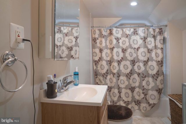 5704 WOODLAND DR, Oxon Hill, MD 20745