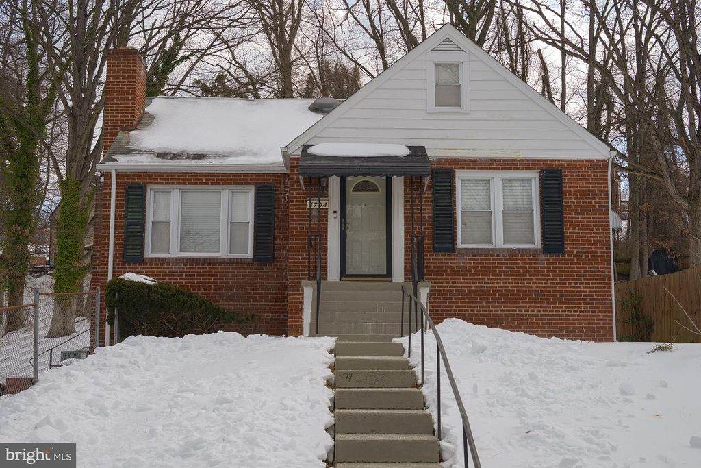 5704 WOODLAND DR, Oxon Hill, MD 20745