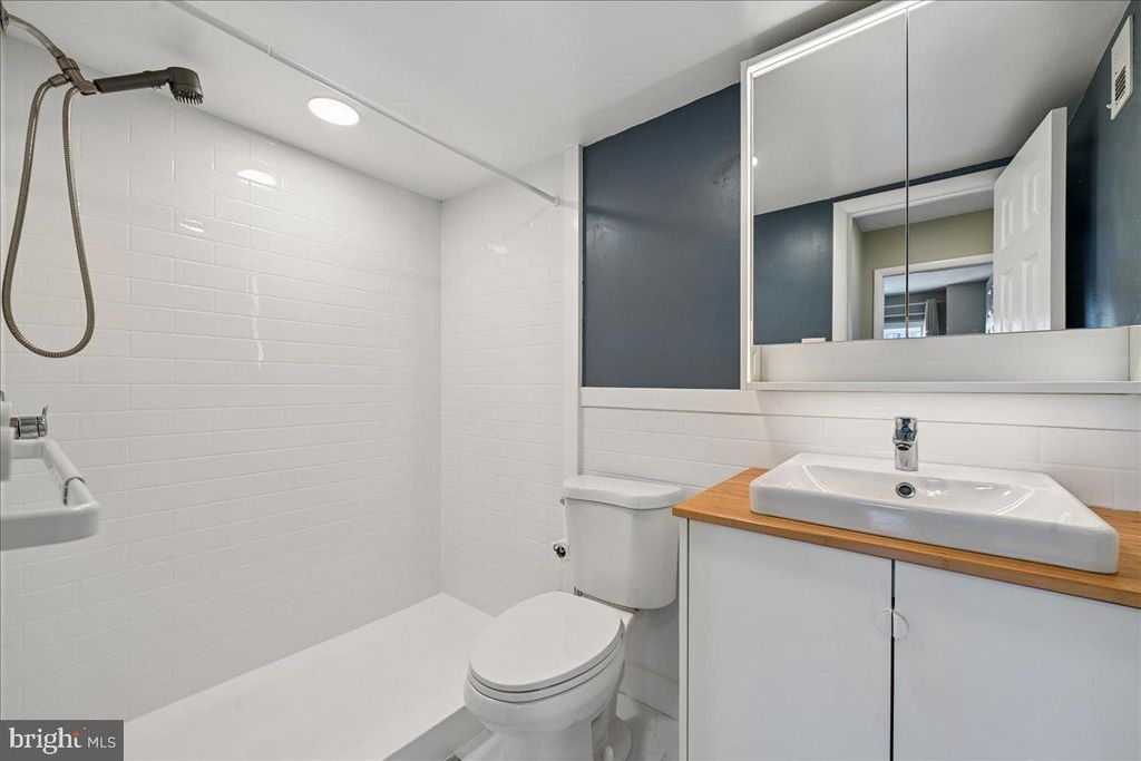 Image 16 of property listing at 1121 UNIVERSITY BLVD W #1207-B, Silver Spring, MD 20902
