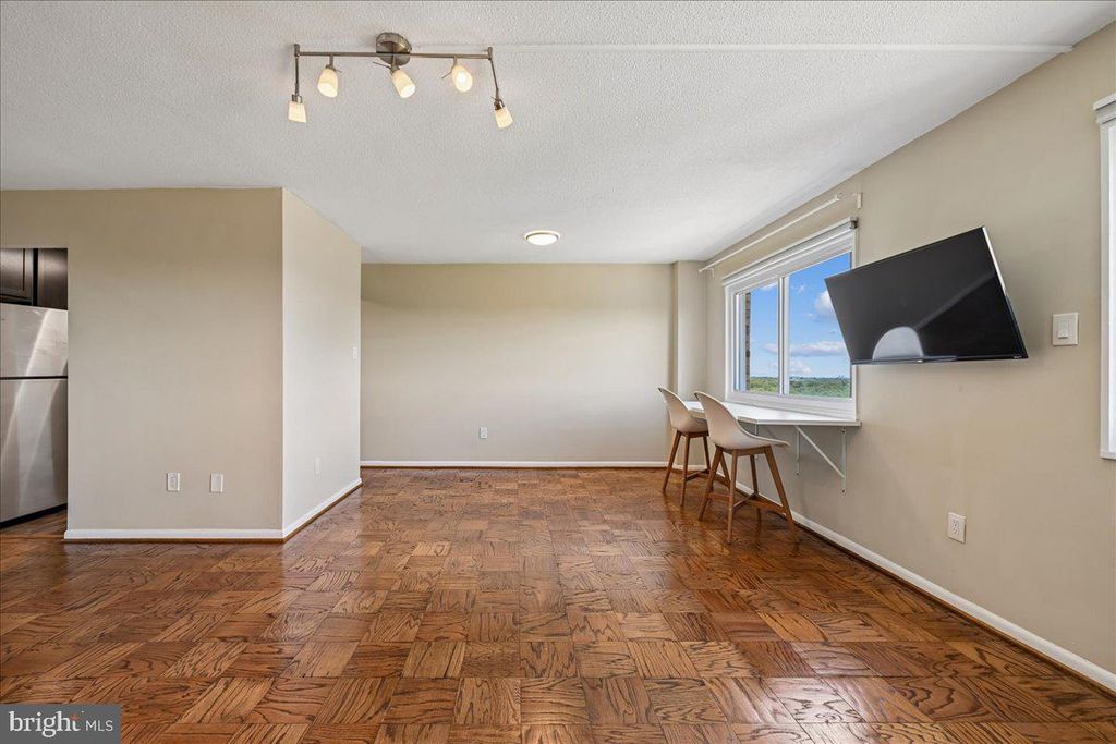 Image 5 of property listing at 1121 UNIVERSITY BLVD W #1207-B, Silver Spring, MD 20902