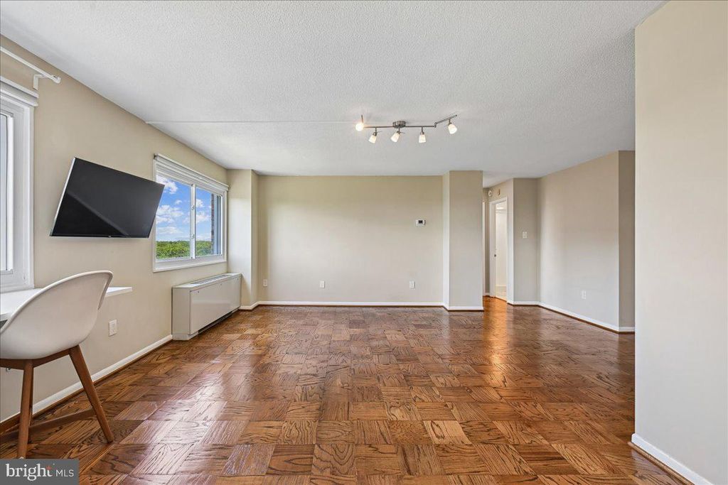 Image 7 of property listing at 1121 UNIVERSITY BLVD W #1207-B, Silver Spring, MD 20902