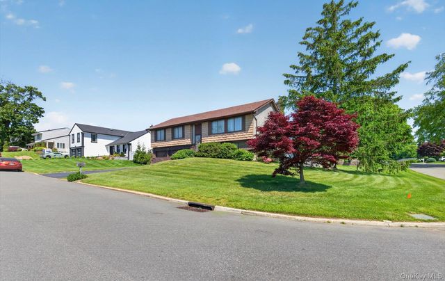 19 Branding Iron Lane, Glen Cove, NY 11542