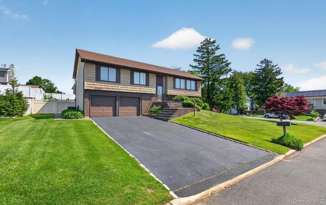 19 Branding Iron Lane, Glen Cove, NY 11542