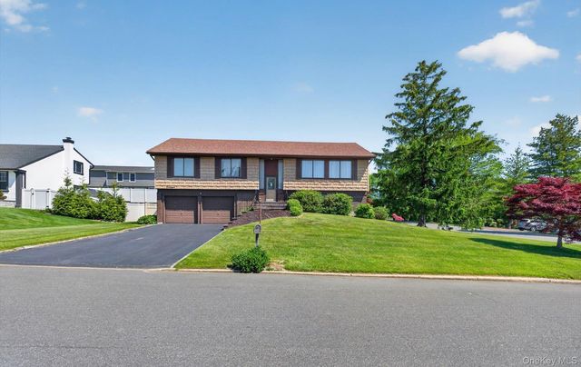 19 Branding Iron Lane, Glen Cove, NY 11542