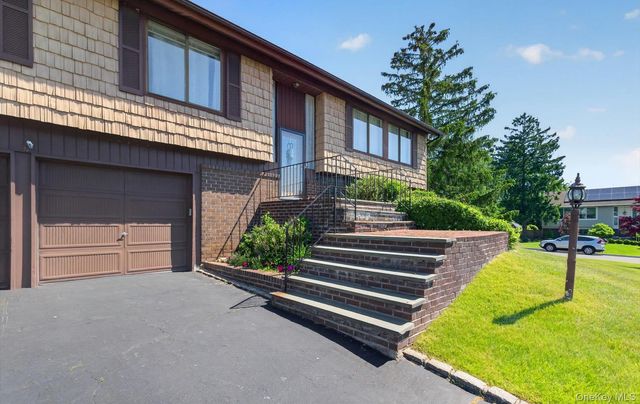 19 Branding Iron Lane, Glen Cove, NY 11542
