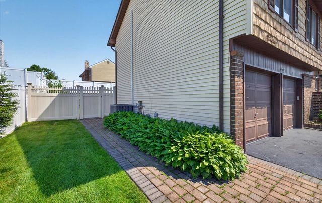 19 Branding Iron Lane, Glen Cove, NY 11542