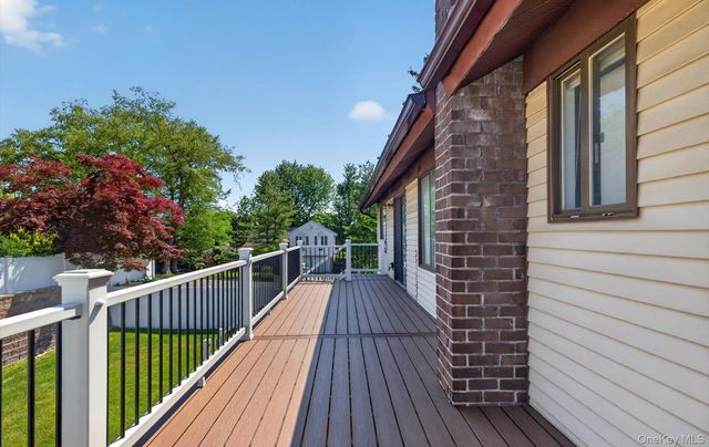 19 Branding Iron Lane, Glen Cove, NY 11542