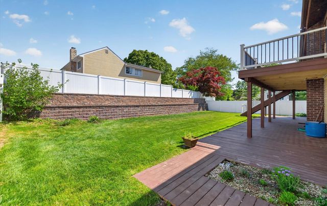 19 Branding Iron Lane, Glen Cove, NY 11542