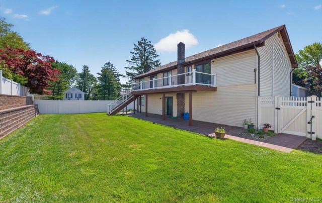 19 Branding Iron Lane, Glen Cove, NY 11542