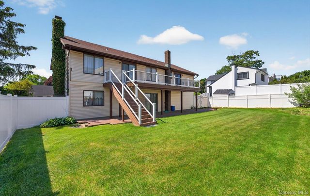 19 Branding Iron Lane, Glen Cove, NY 11542