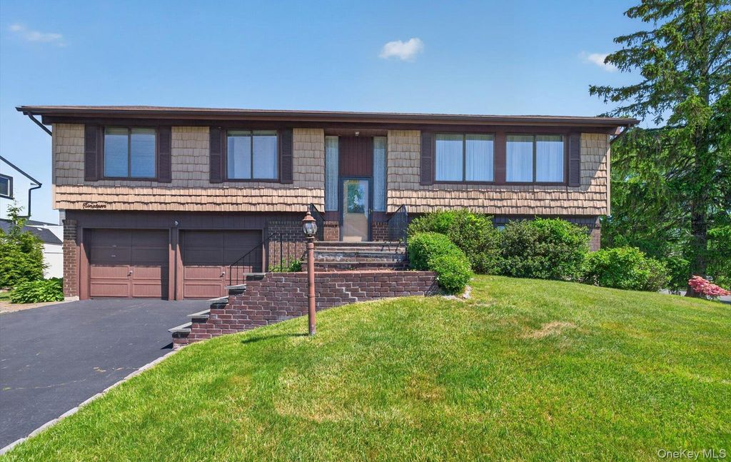 19 Branding Iron Lane, Glen Cove, NY 11542