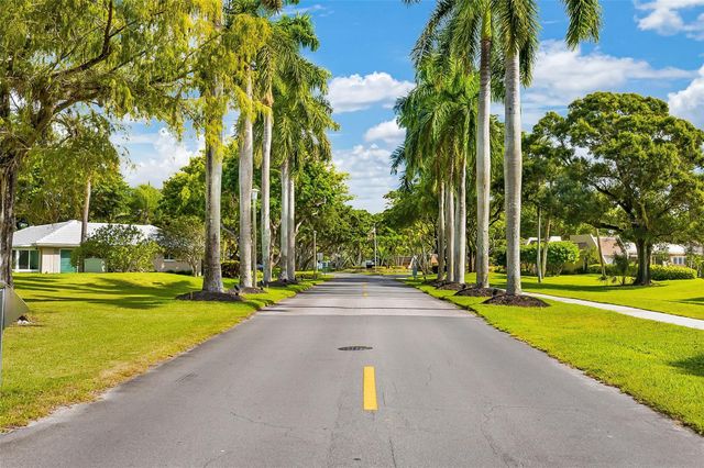 3611 Oaks Clubhouse Drive 203, Pompano Beach, FL 33069