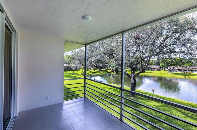 3611 Oaks Clubhouse Drive 203, Pompano Beach, FL 33069