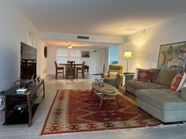 3611 Oaks Clubhouse Drive 203, Pompano Beach, FL 33069