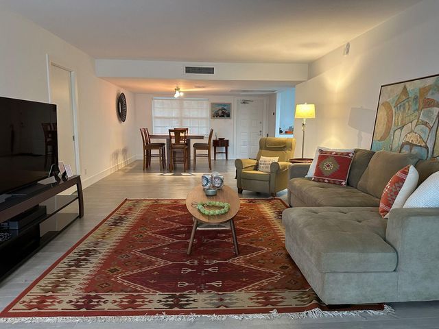 3611 Oaks Clubhouse Drive 203, Pompano Beach, FL 33069