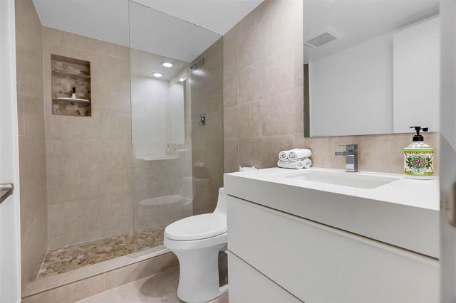 3611 Oaks Clubhouse Drive 203, Pompano Beach, FL 33069