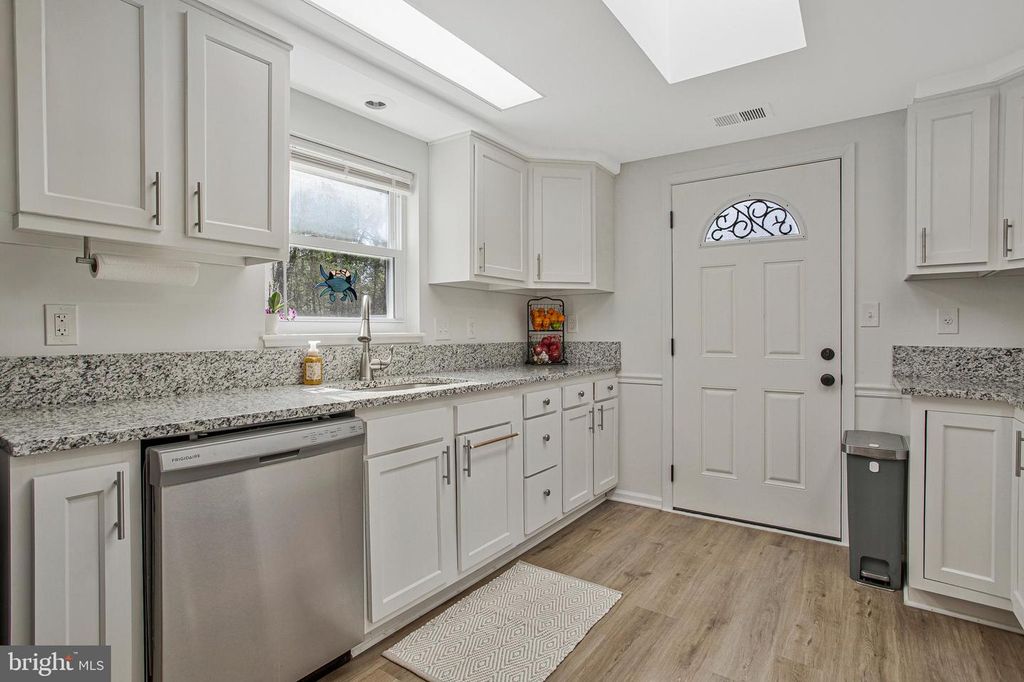 Image 11 of property listing at 114 RIVER RD, Edgewater, MD 21037