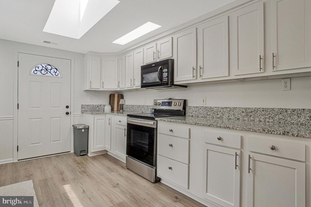 Image 12 of property listing at 114 RIVER RD, Edgewater, MD 21037