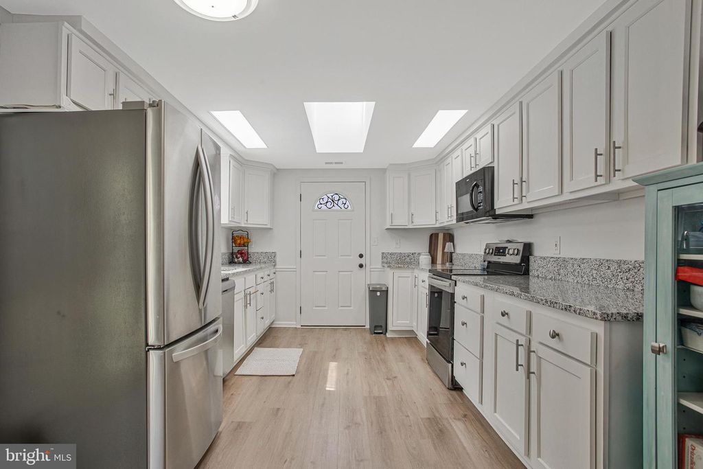 Image 13 of property listing at 114 RIVER RD, Edgewater, MD 21037