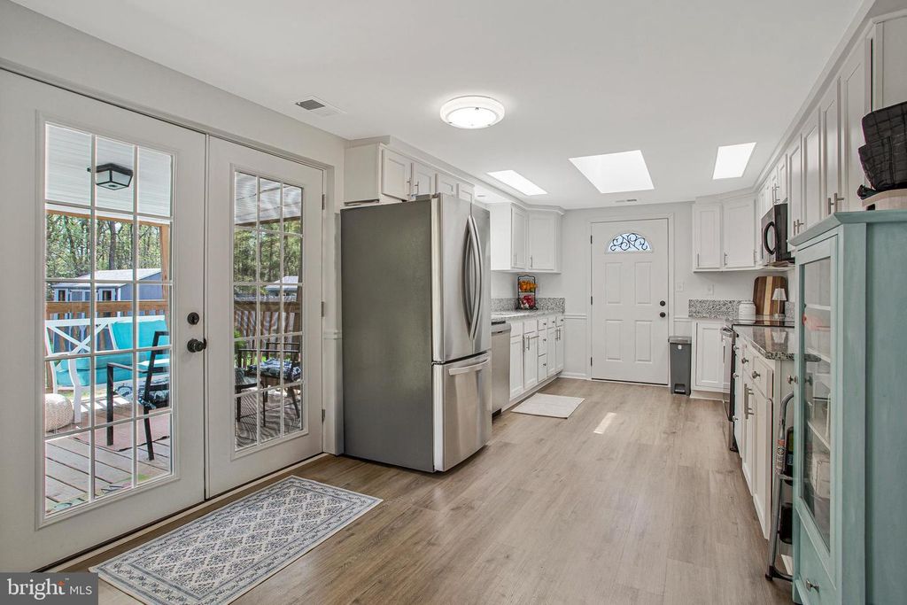 Image 14 of property listing at 114 RIVER RD, Edgewater, MD 21037