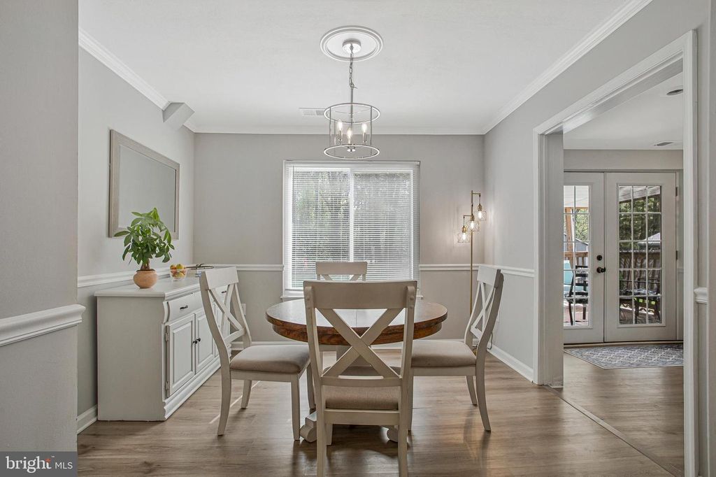 Image 15 of property listing at 114 RIVER RD, Edgewater, MD 21037