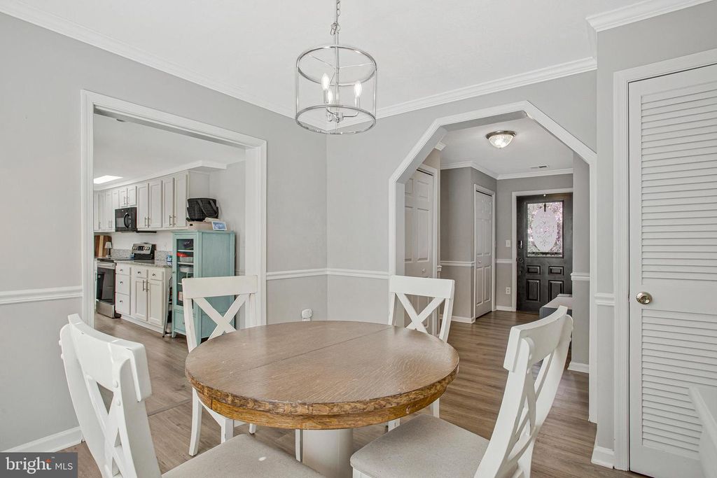 Image 16 of property listing at 114 RIVER RD, Edgewater, MD 21037