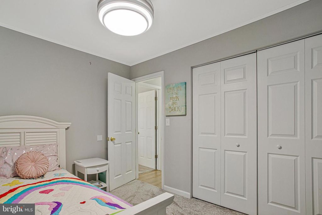 Image 22 of property listing at 114 RIVER RD, Edgewater, MD 21037