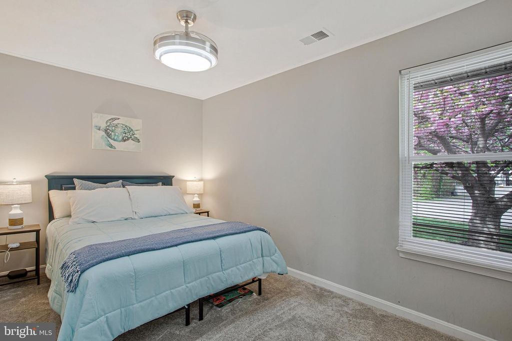 Image 23 of property listing at 114 RIVER RD, Edgewater, MD 21037