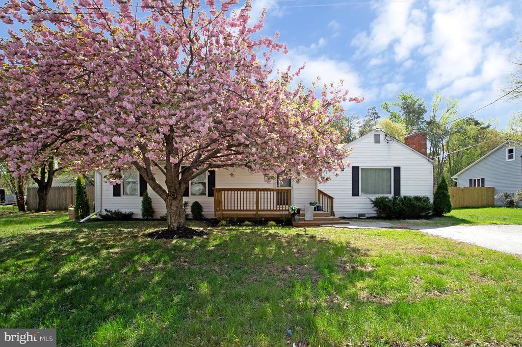 Image 4 of property listing at 114 RIVER RD, Edgewater, MD 21037