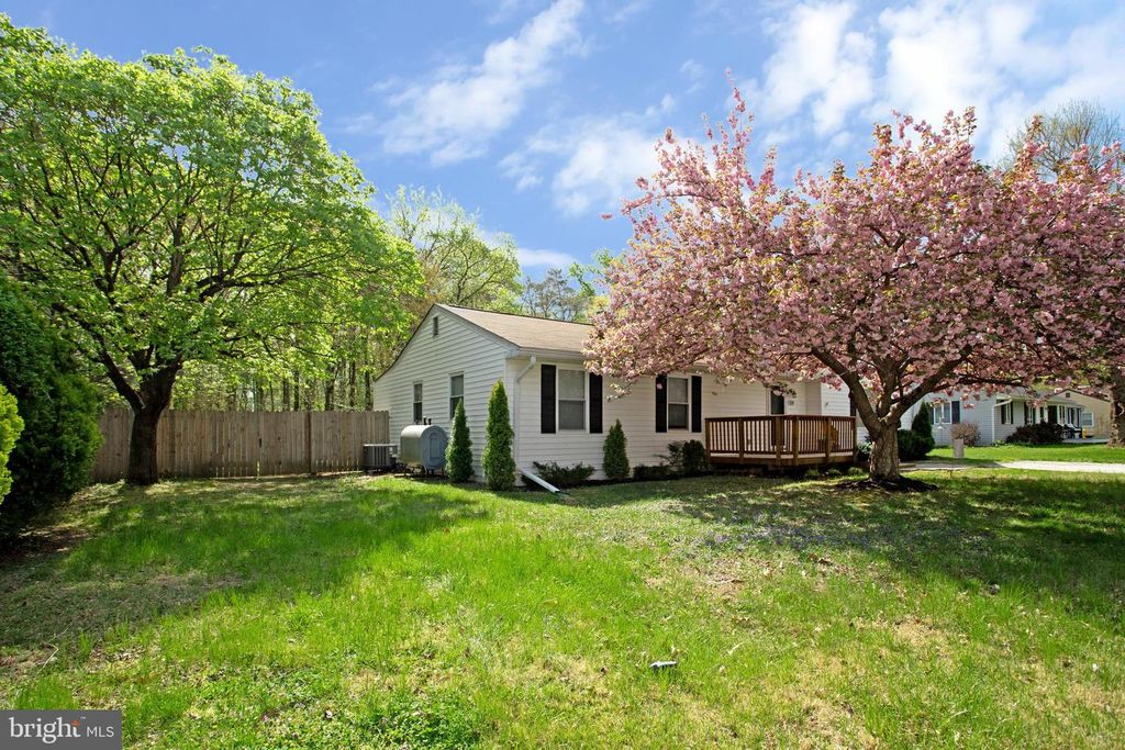 Image 5 of property listing at 114 RIVER RD, Edgewater, MD 21037