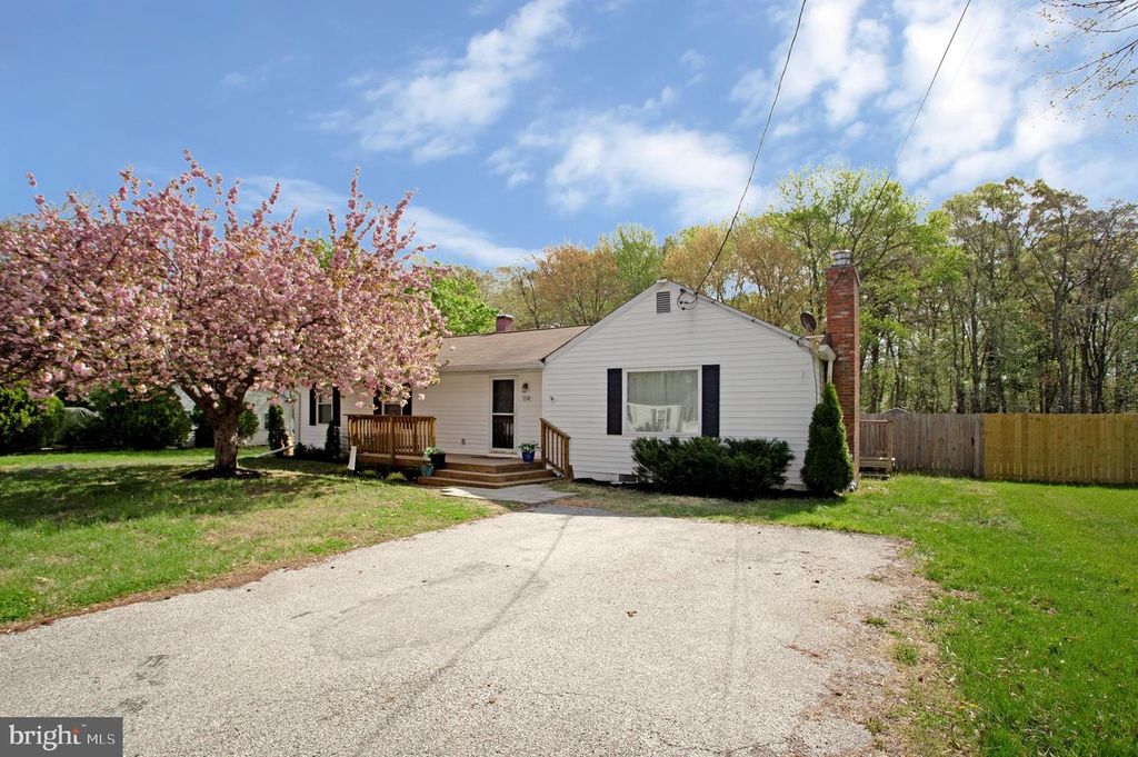 Image 6 of property listing at 114 RIVER RD, Edgewater, MD 21037