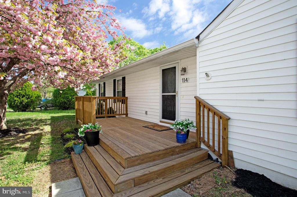 Image 7 of property listing at 114 RIVER RD, Edgewater, MD 21037