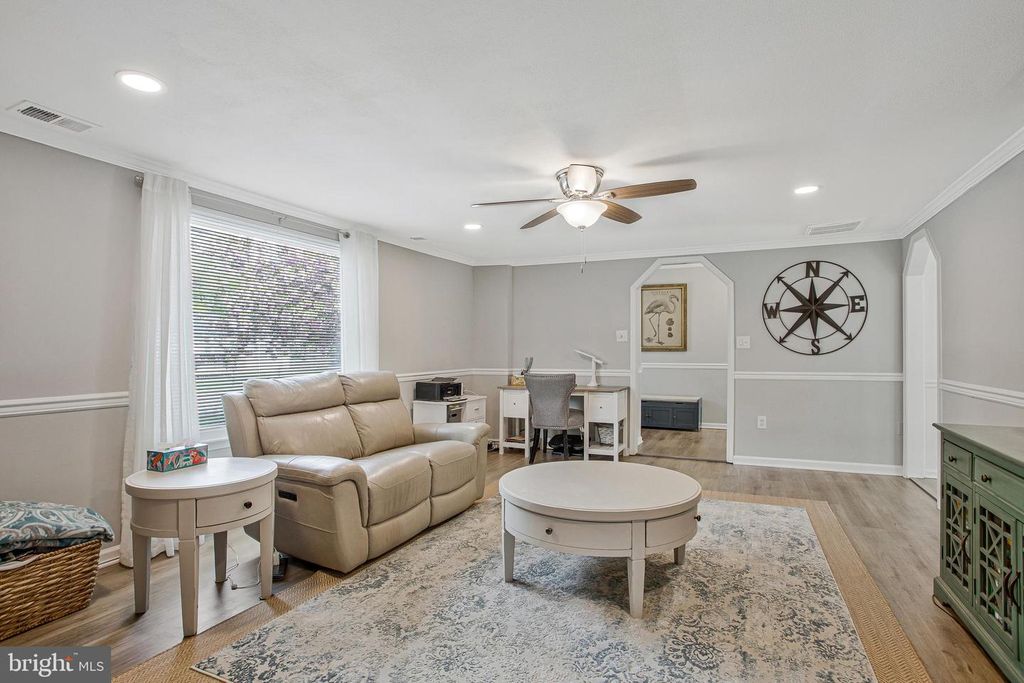 Image 8 of property listing at 114 RIVER RD, Edgewater, MD 21037