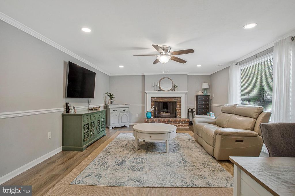 Image 9 of property listing at 114 RIVER RD, Edgewater, MD 21037