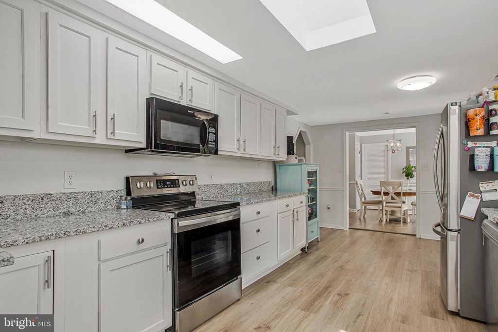 Image 10 of property listing at 114 RIVER RD, Edgewater, MD 21037