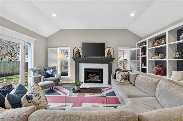 6534 Summit Street, Kansas City, MO 64113