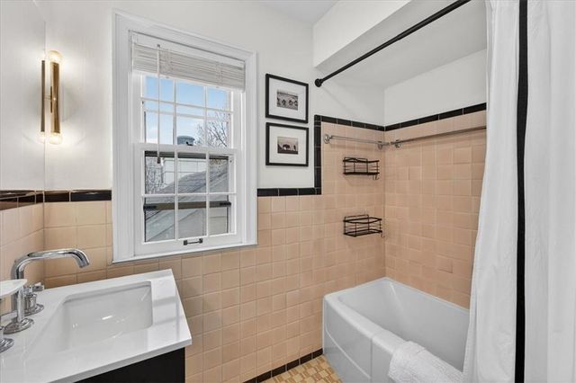 6534 Summit Street, Kansas City, MO 64113