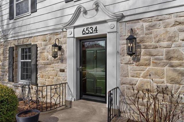 6534 Summit Street, Kansas City, MO 64113