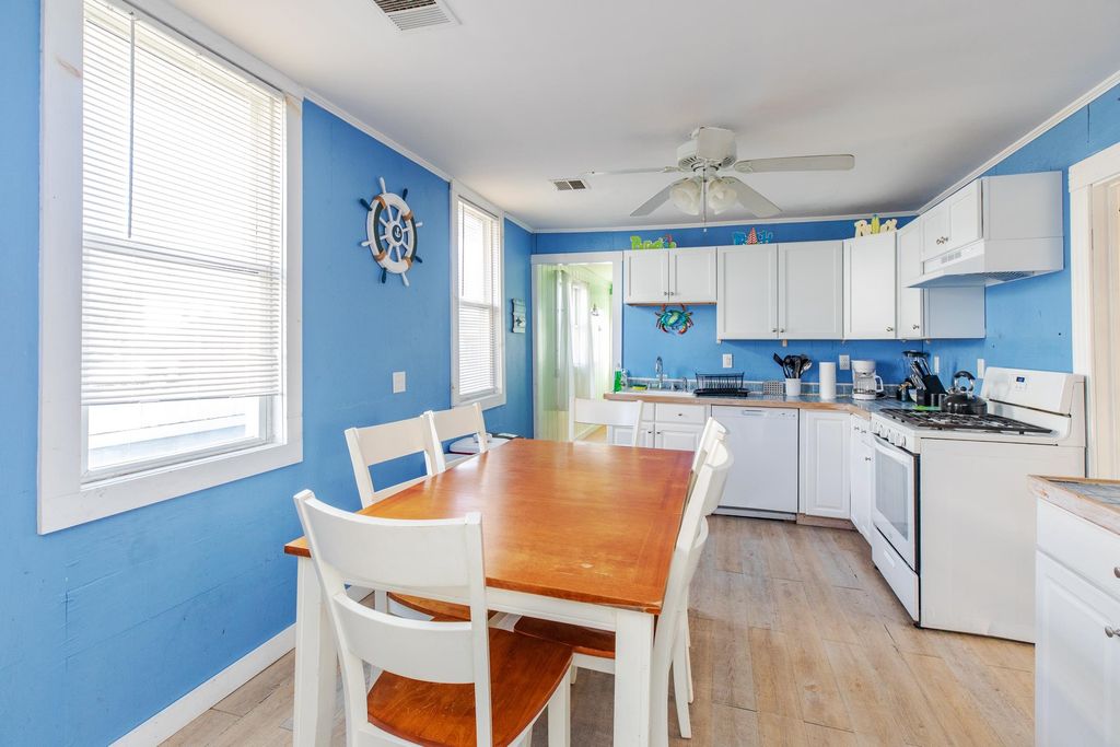 Image 15 of property listing at 15 Perkins Avenue, Hampton, NH 03842