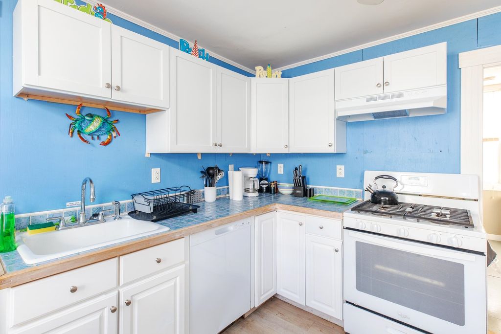 Image 17 of property listing at 15 Perkins Avenue, Hampton, NH 03842