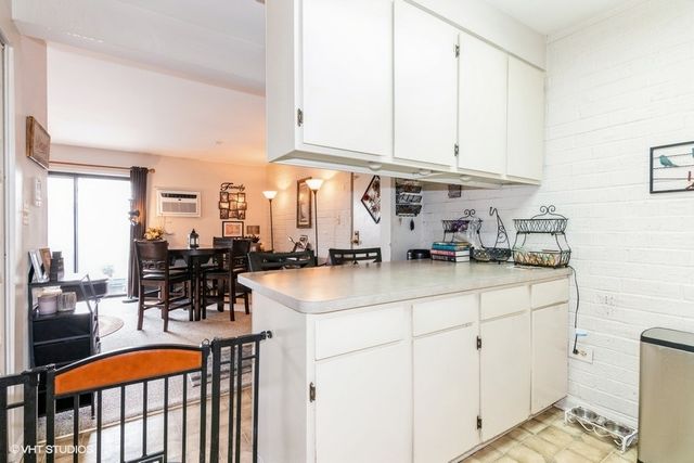 214 E Bailey Road J, Naperville, IL 60565