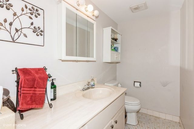 214 E Bailey Road J, Naperville, IL 60565