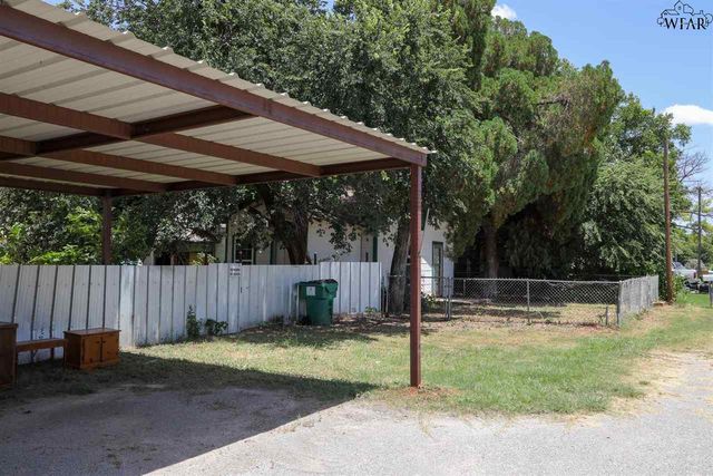 302 W RUBY AVENUE, Iowa Park, TX 76367