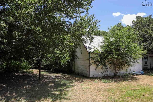 302 W RUBY AVENUE, Iowa Park, TX 76367