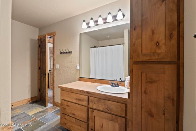 80 Whiplash CIR, Sandpoint, ID 83864