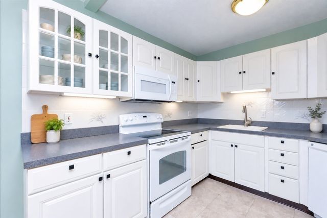 300 Lynn Shore Drive 811, Lynn, MA 01902