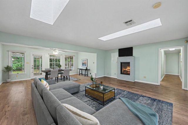 114 N Woodsway Street E, Conroe, TX 77301